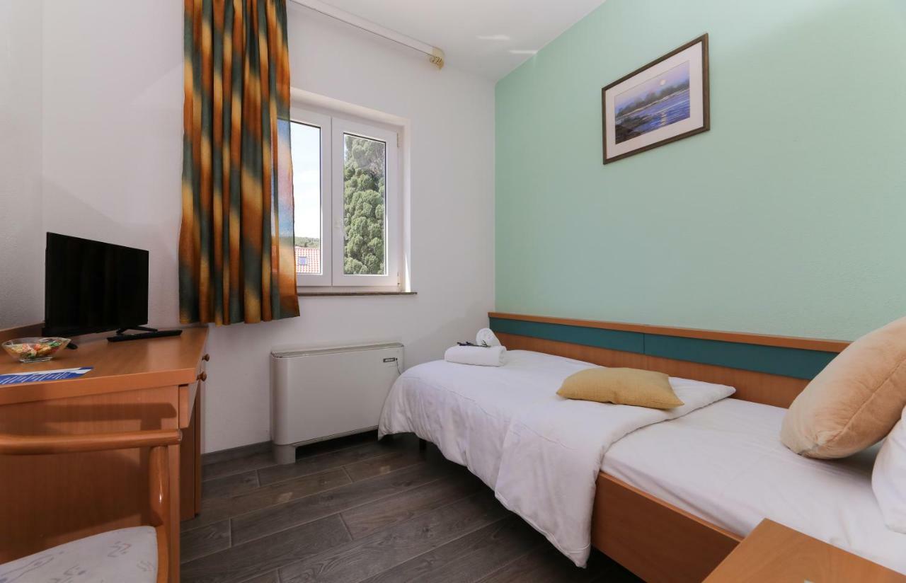 Downtown Private Rooms Mandic Supetar Eksteriør billede